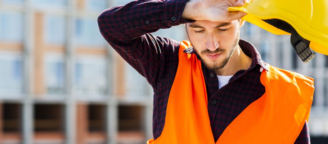 tiro-medio-retrato-de-cansado-trabalhador-construcao